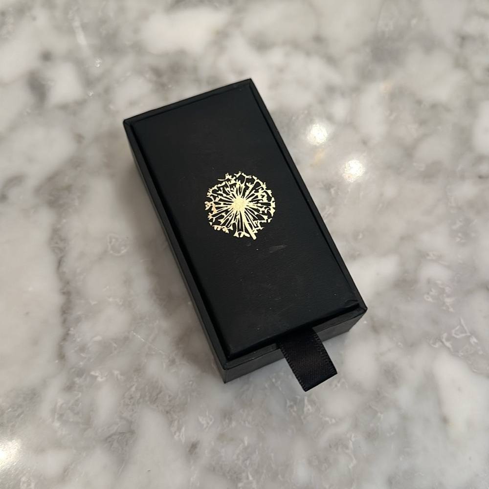 Elegant Gold Skincare Tool - Picture 2 of 4